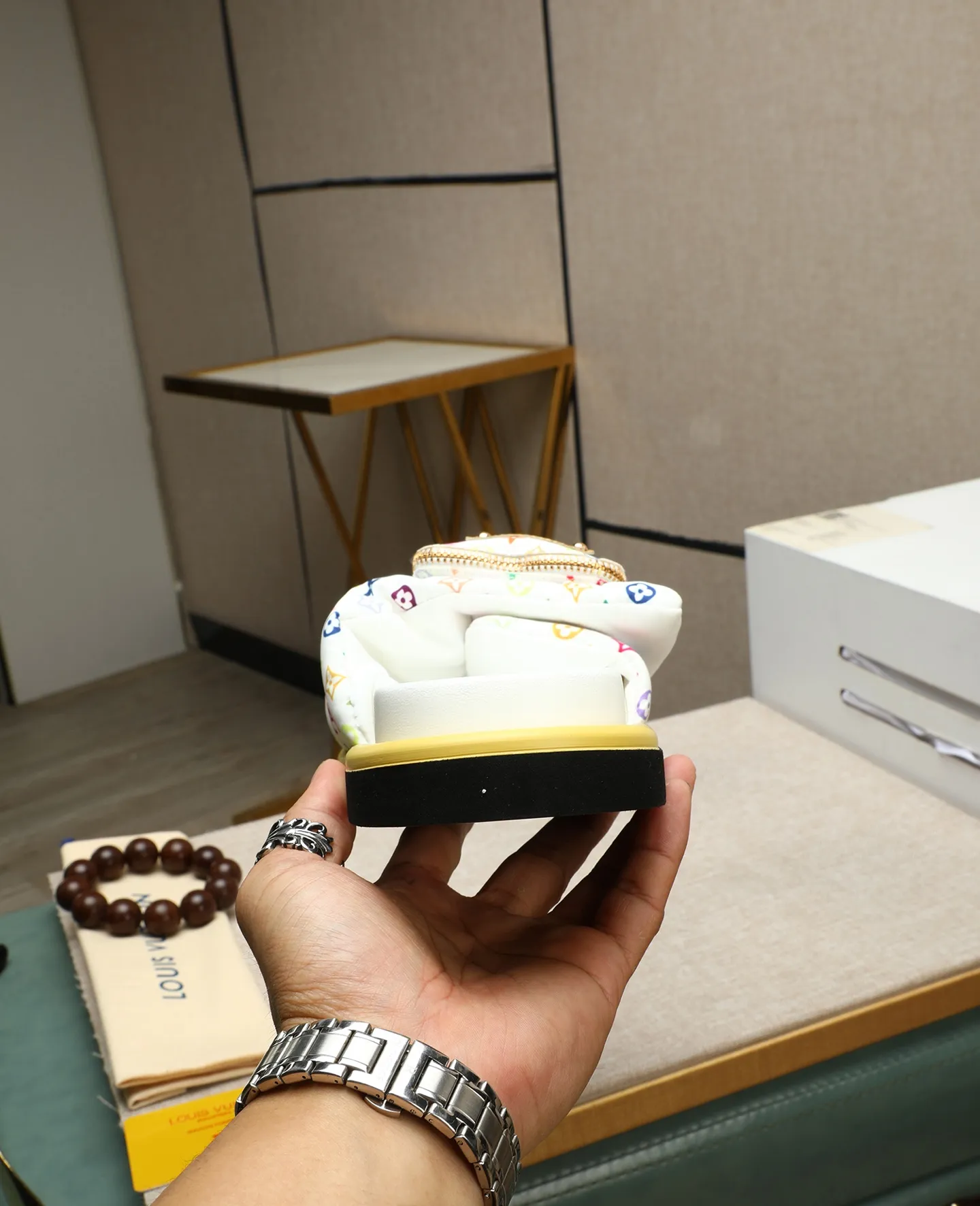 Factory price 360 ​​🐢🐢Men's shoes for couples, with drawer box [LOUIS VUITTON] Louis Vuitton, the latest LV official website printed wallet and men's and women's slippers 🔥🔥🔥 are now on the market. The drawer box is packaged with cloth bags and cards. The upper pattern looks very soft and waxy, and is a super versatile leg slimming tool. Fabric: Imported denim/down silk cotton embossed, LV hardware LOGO, official website pattern printing, lining: water-dyed sheepskin down filling, comfortable to wear, feet: high-elastic PU water platform. Sole: foam sole, heel height: about 5cm. Code number 36-44, (35 45 customized)